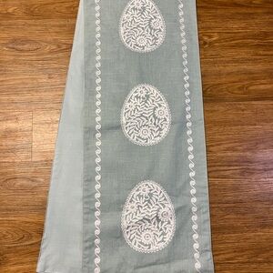 Elegant Splendid Home Aqua Table Runner White Embroidered Floral Lace Accents